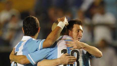 Argentina goleó y Messi superó a Maradona