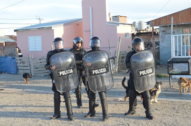 Allanamientos y secuestros por el incendio a la radio de El Hoyo