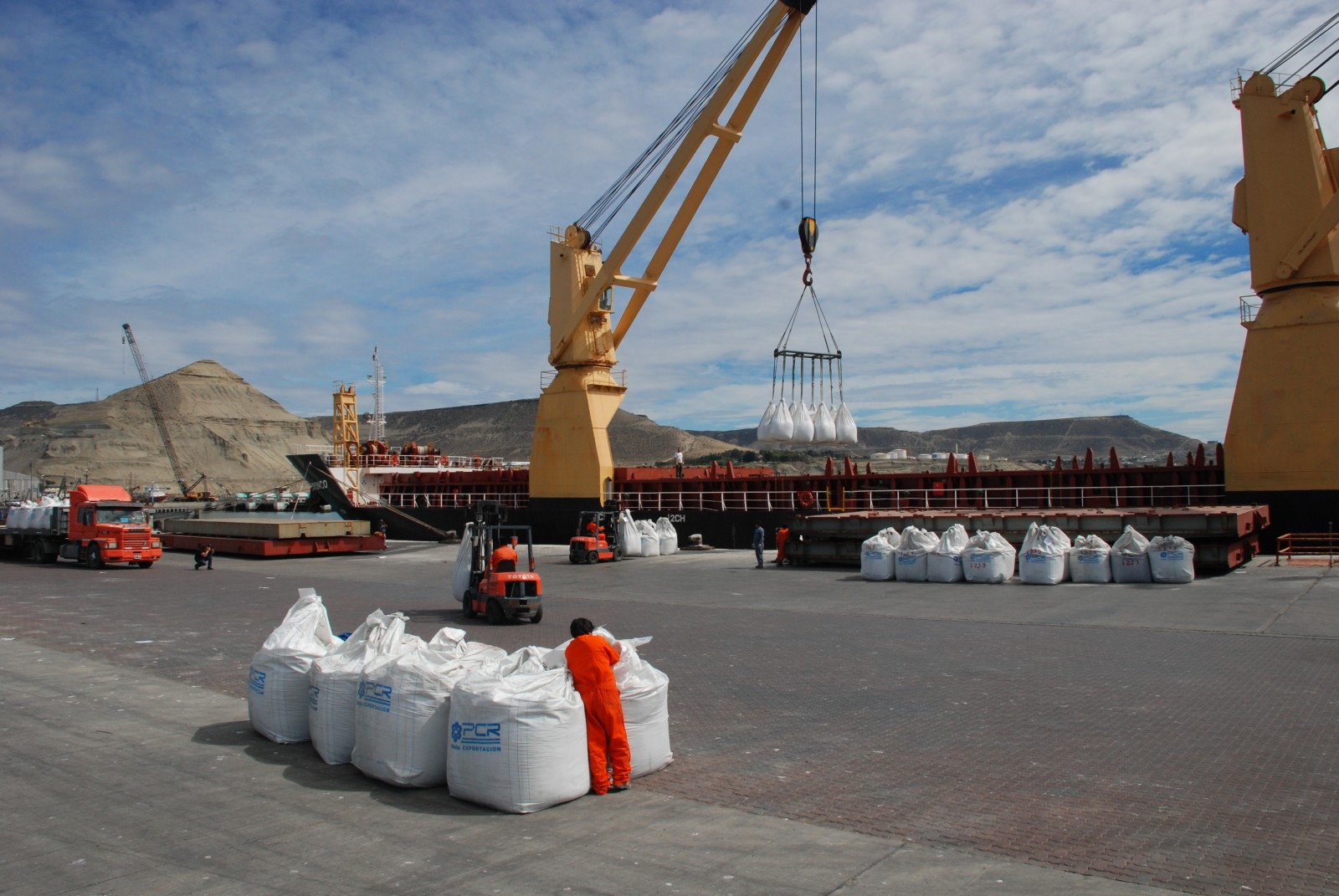 6 mil toneladas de cemento parten del puerto