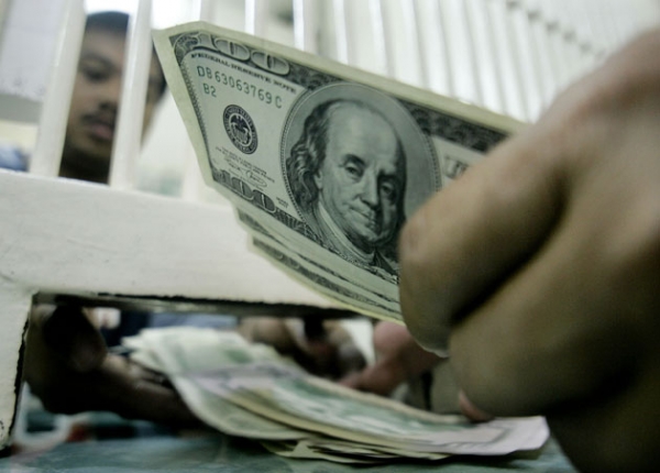 Se contrae stock de créditos hipotecarios en dólares