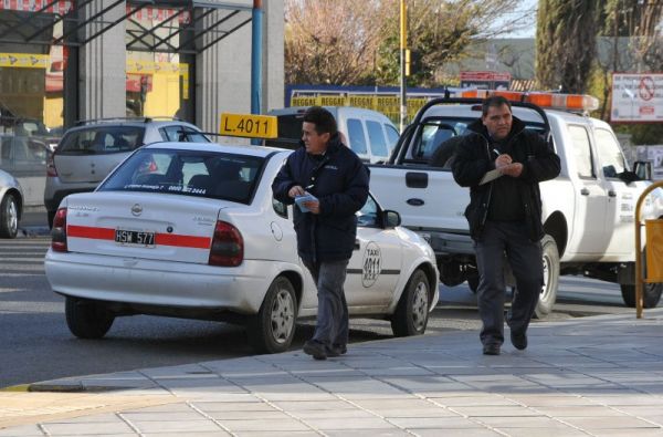Buscan mejorar el servicio de taxis