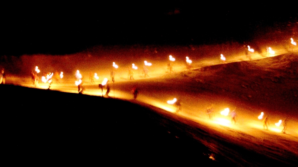 Gran participación en la Bajada de Antorchas en La Hoya