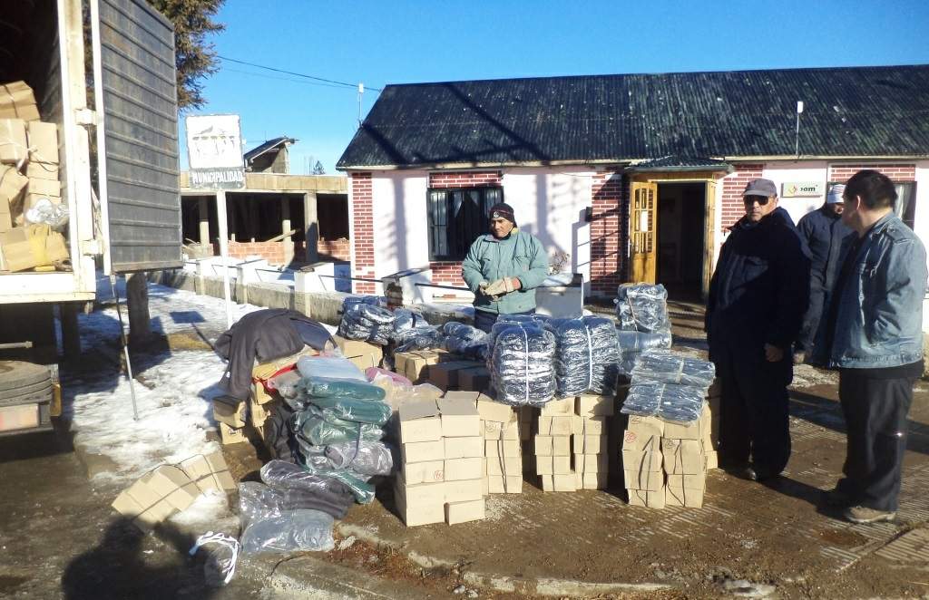 Entregan insumos a las familias más castigadas por el frío