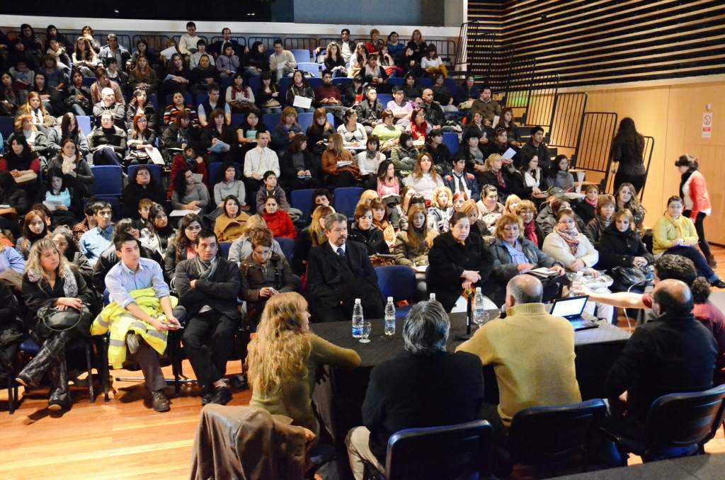 Presentan mesa de trabajo para empleados municipales