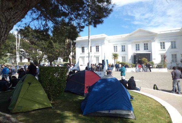 Nueva manifestación por trabajo en la Administración de YPF