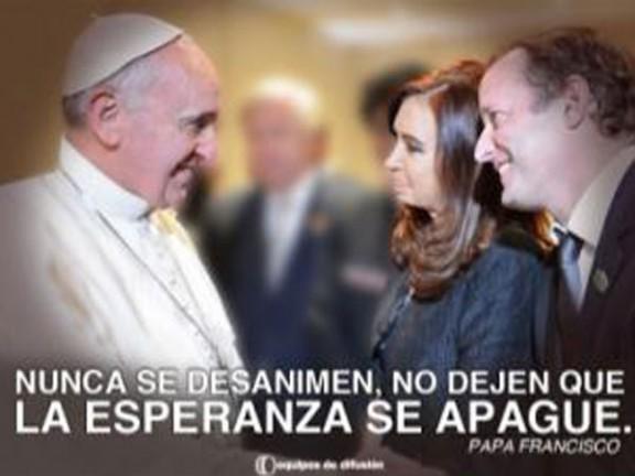 Aparecieron afiches con la foto del papa e Insaurralde