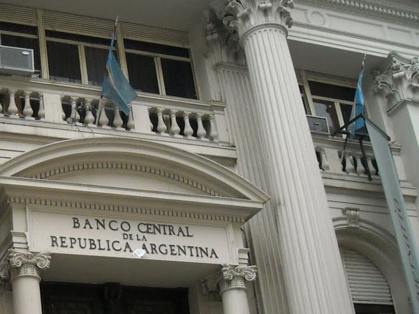 Bancos ya no podrán cobrar comisiones por operaciones en ventanilla