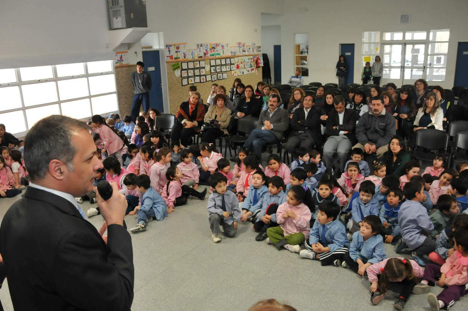 Buzzi entrega netbooks en Comodoro y Corcovado