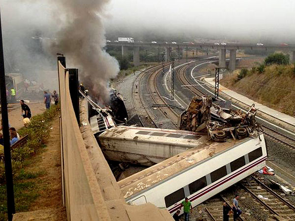 Descarriló un tren en España: hay 56 muertos