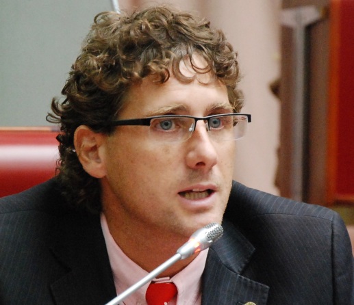 Reyes: “Es sólo pirotecnia verbal»