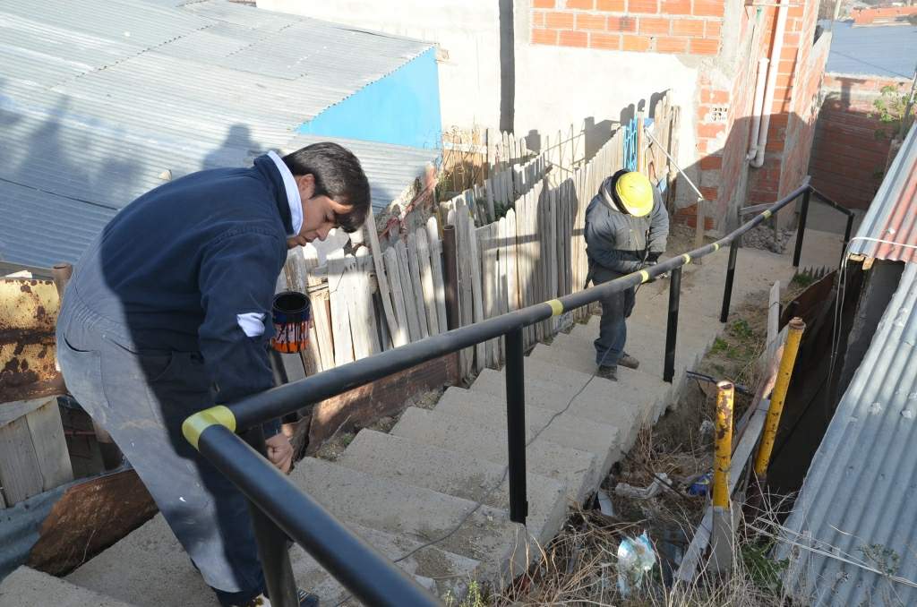 Construyen y refaccionan escaleras en barrios altos