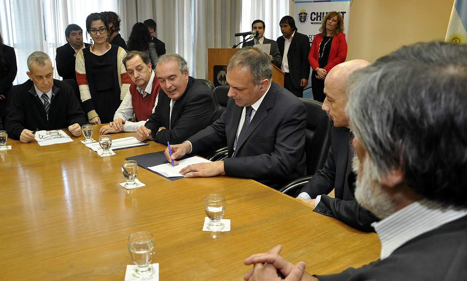 Buzzi firmó acuerdo por la operación del acueducto