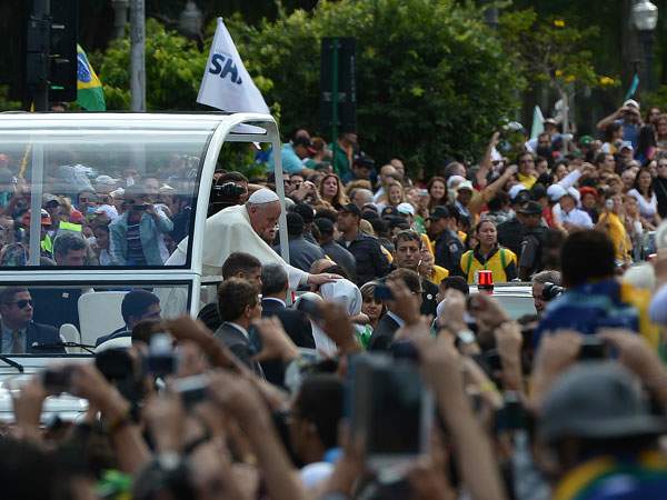 Francisco I rezó el Ángelus ante una multitud en Río