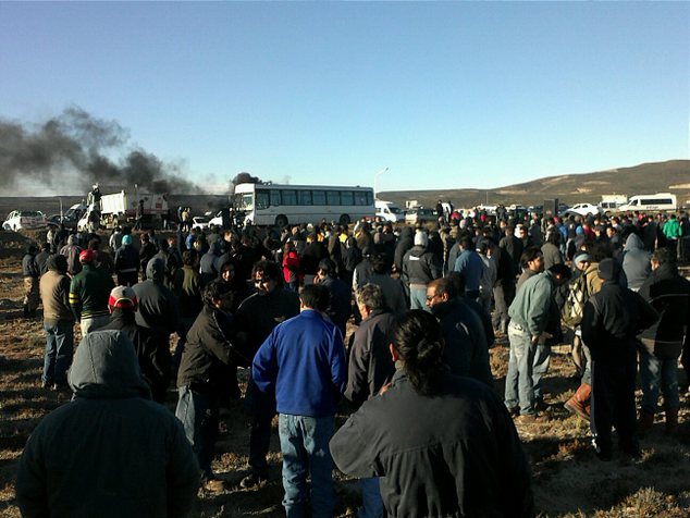 Violentos enfrentamientos entre los Petroleros de Santa Cruz