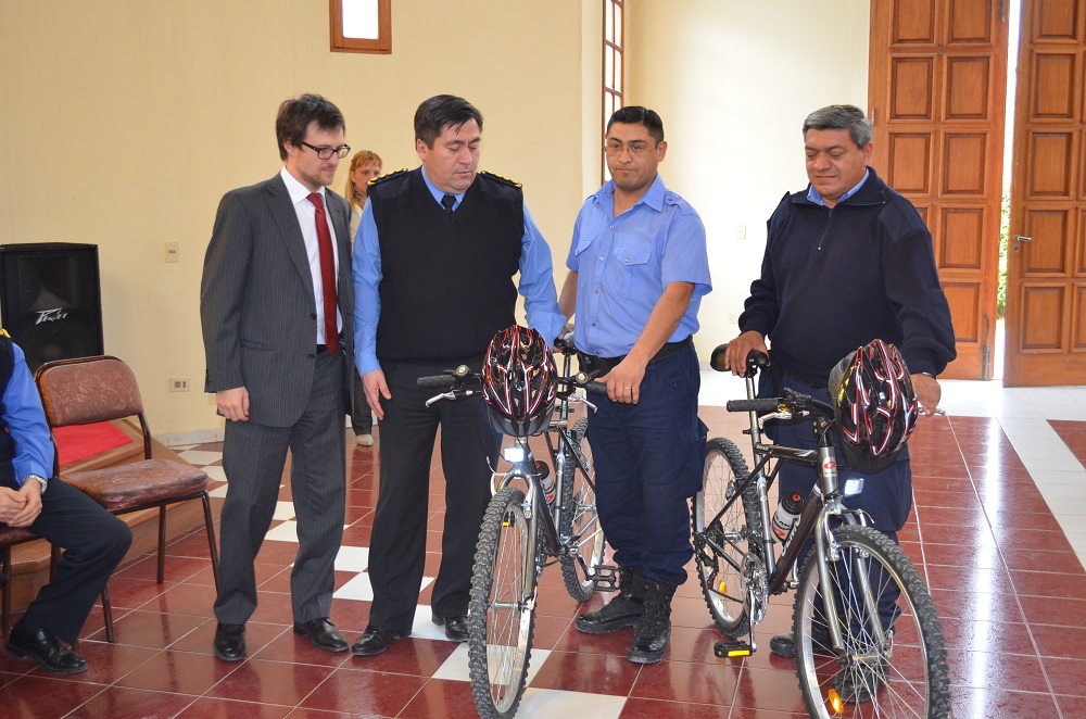 Capacitaron bicipolicias y entregaron bicicletas en Comodoro