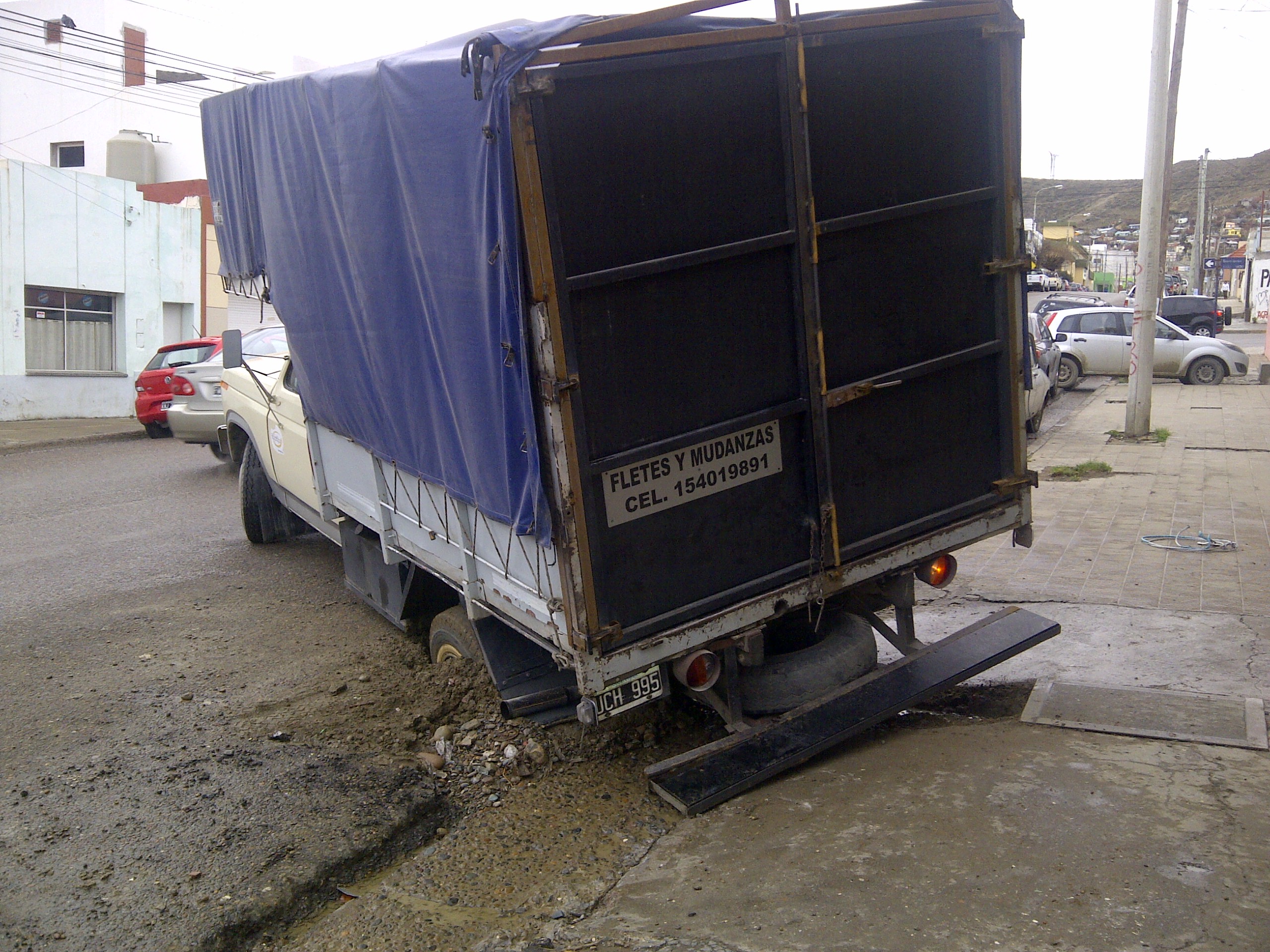 Un bache se ‘tragó’ un camión de fletes