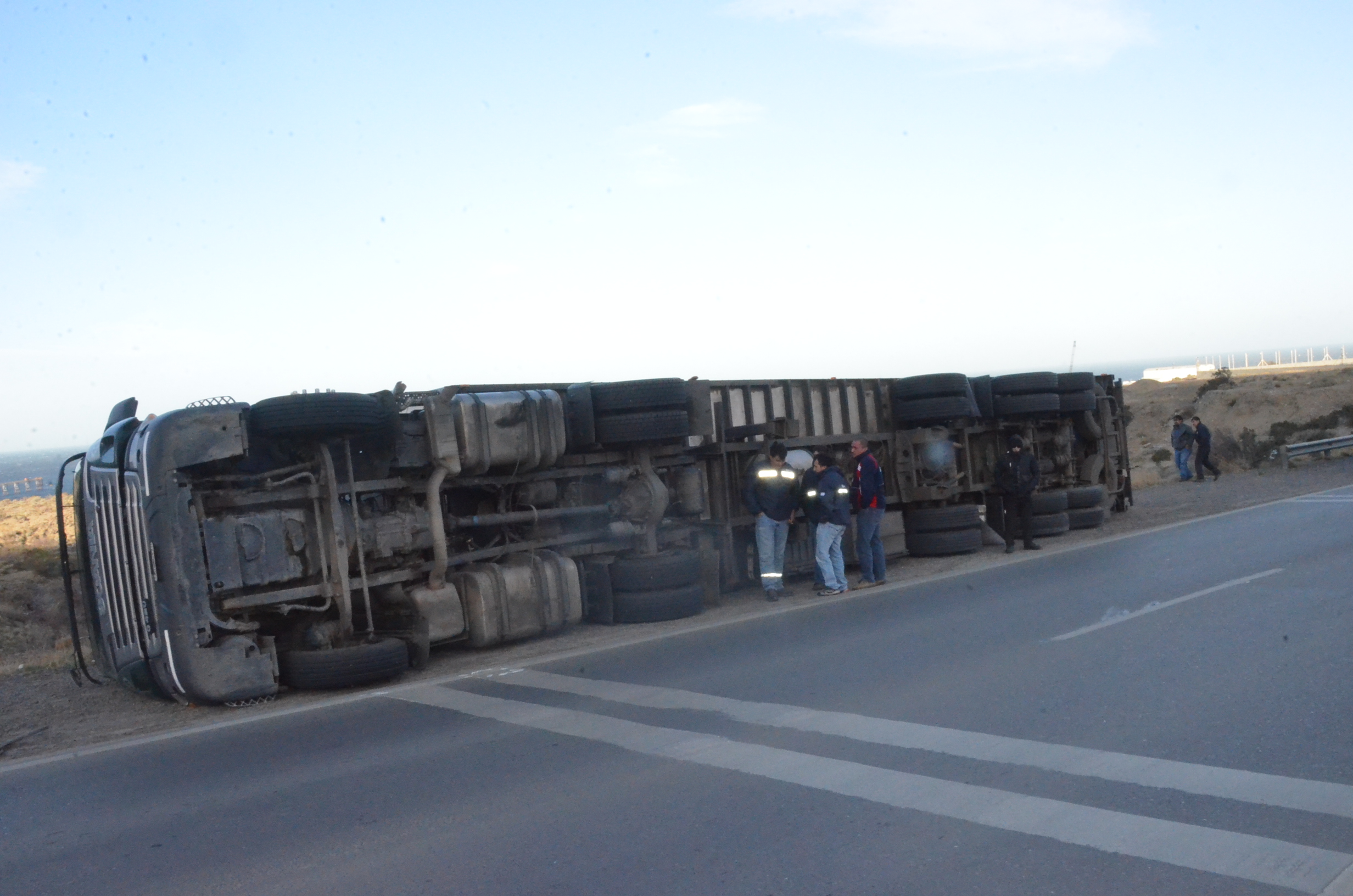 El viento volcó un camión en el Chalet Huergo