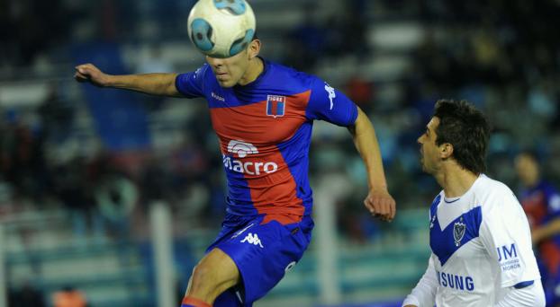 Un polémico penal le dio el triunfo a Vélez sobre Tigre