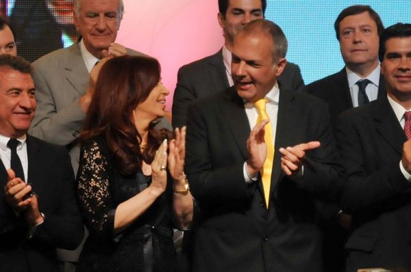 Buzzi comparte un acto con Cristina
