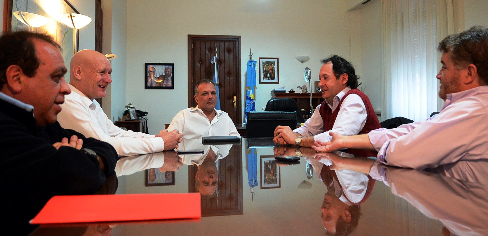 Buzzi prosigue encuentros con todos los intendentes