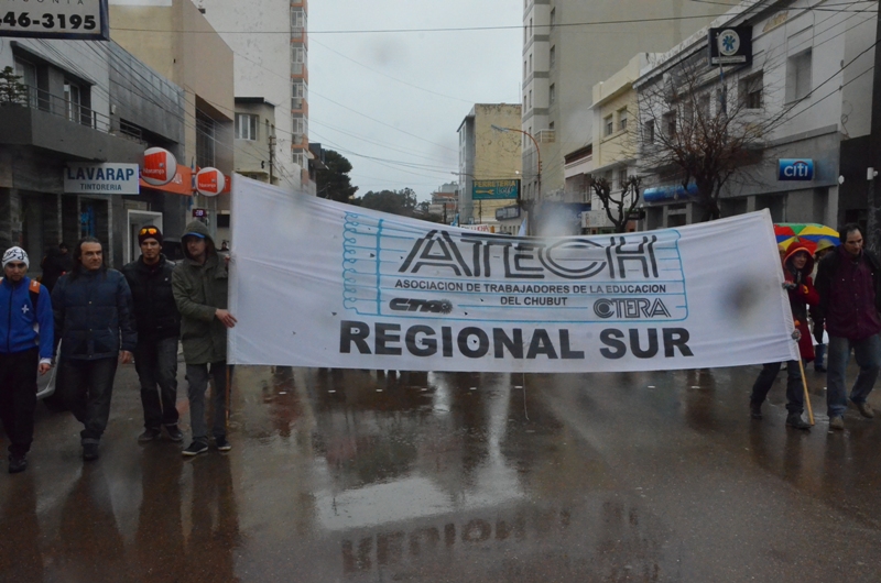 Intiman a docentes a justificar días no trabajados