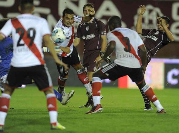 River venció a Lanús en un final caliente