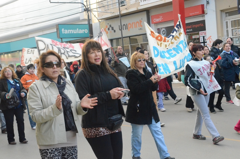 Contrapunto de padres por el conflicto docente