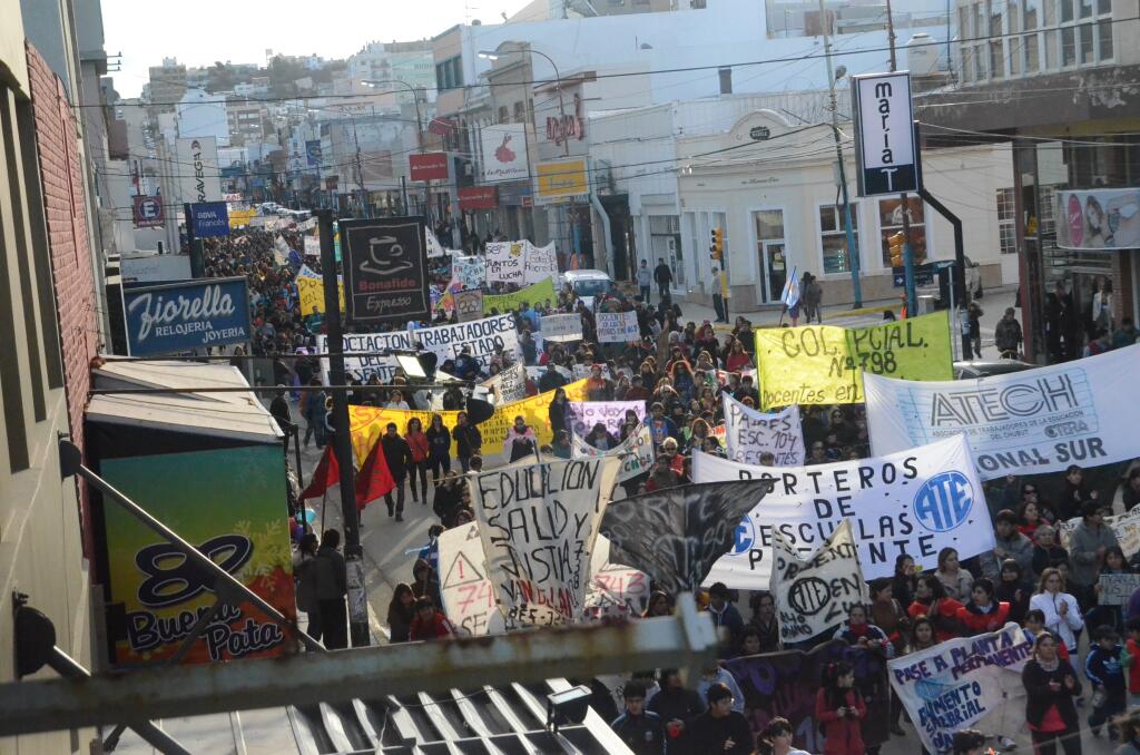Nueva marcha multitudinaria de los docentes