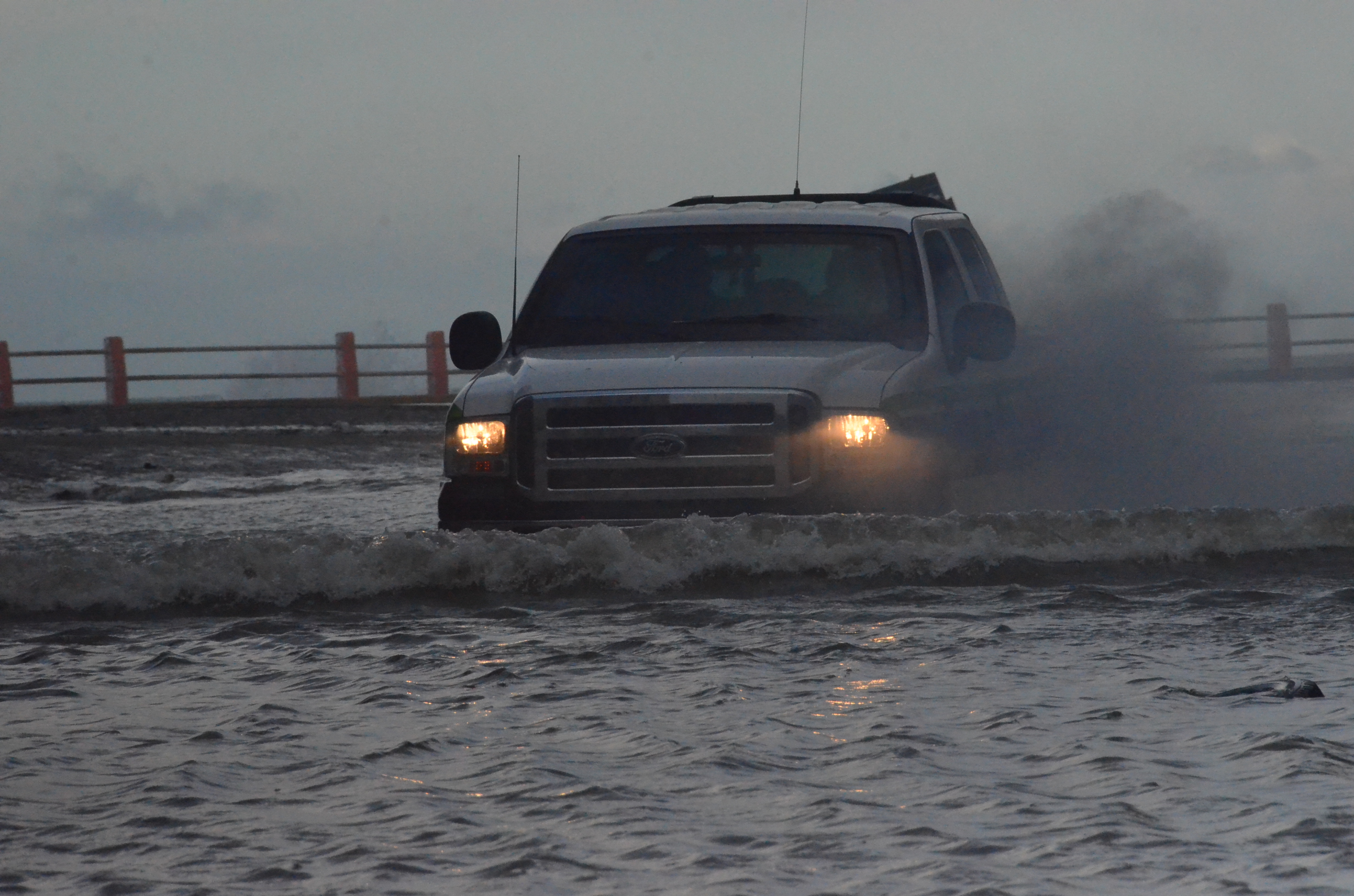 La marejada dejó autos bajo el agua