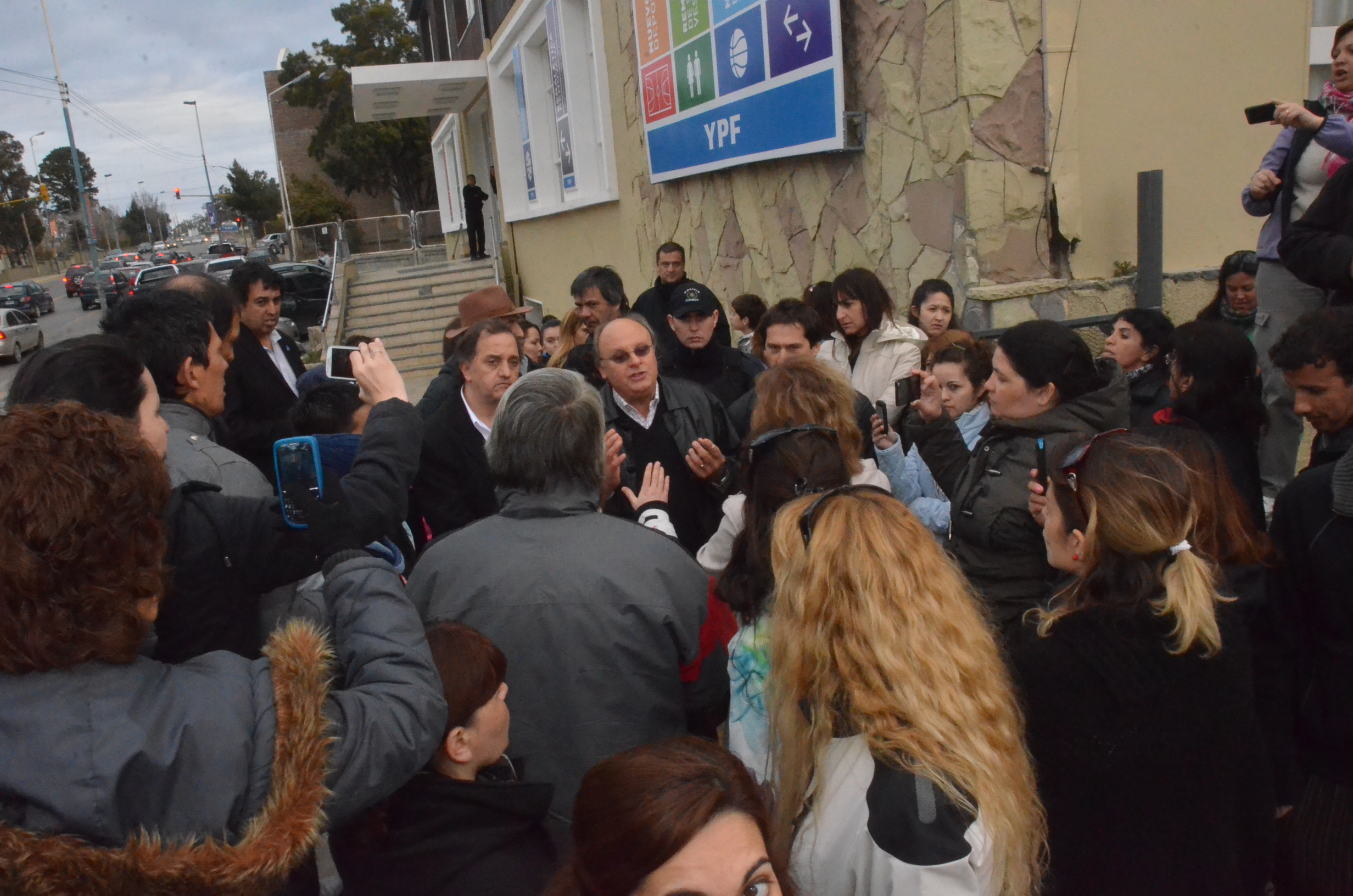 Los Docentes irrumpieron en el Club Huergo