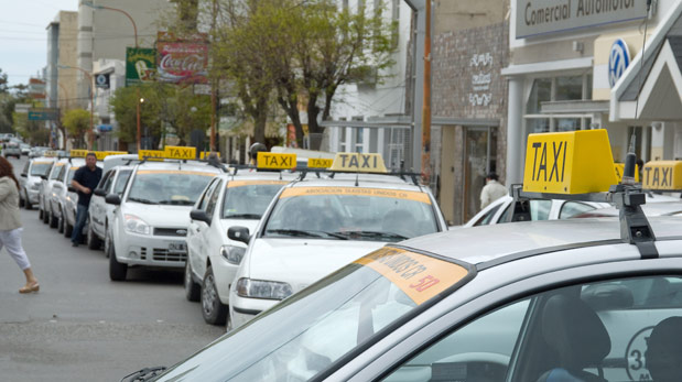 Sigue reempadronamiento para licencias de taxis