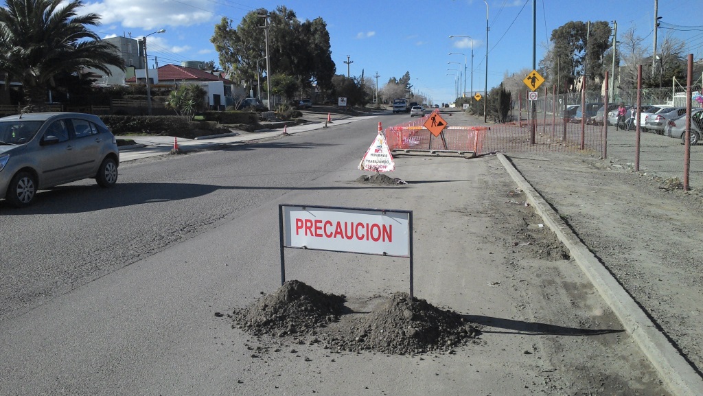 Cortan de manera parcial la Avenida Tehuelches en Km 3