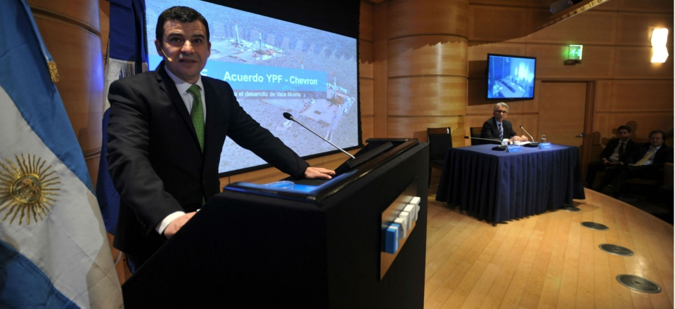 Galuccio duplicó la deuda de YPF