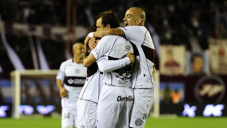 Lanús paseó al ‘Bicho’ con tres goles de ex Boca