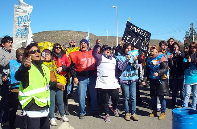 Docentes cortan rutas por tiempo indefinido
