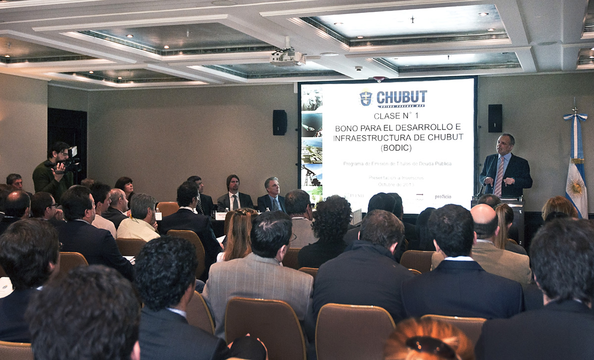 Buzzi presentó el bono para obras de infraestructura