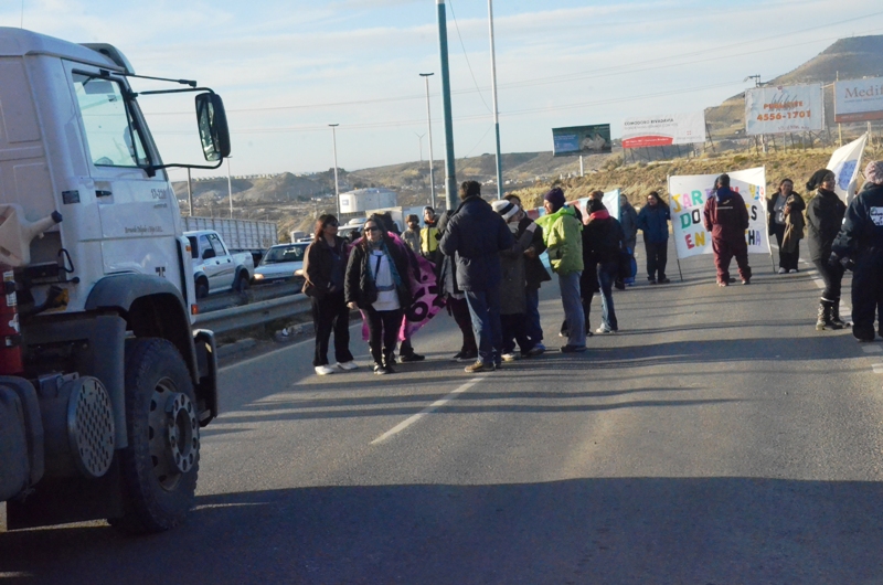 Otra vez los docentes cortan paso a yacimientos