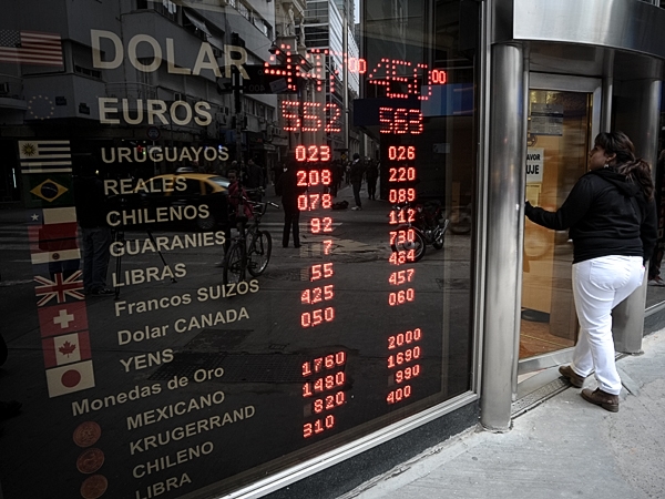 Pese a la presión, el dólar blue sigue arriba de los $10