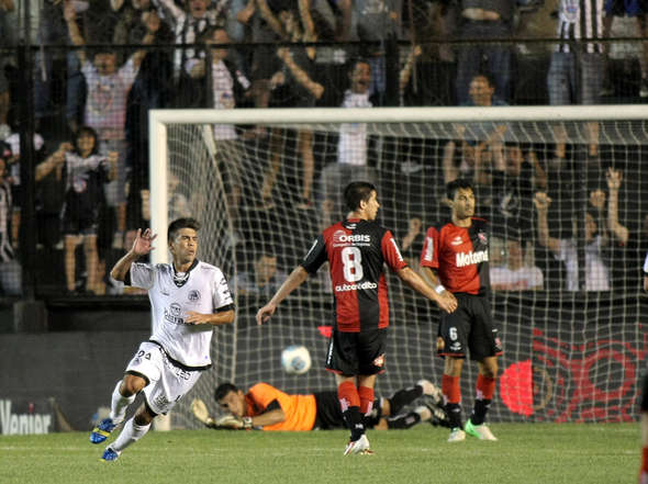 Newell’s y Arsenal hipotecaron sus chances en el Inicial