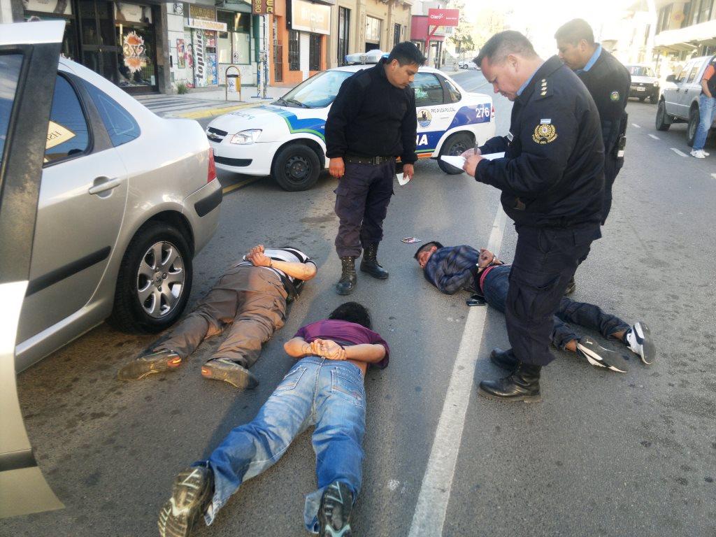 Detienen a sujetos con arma de grueso calibre