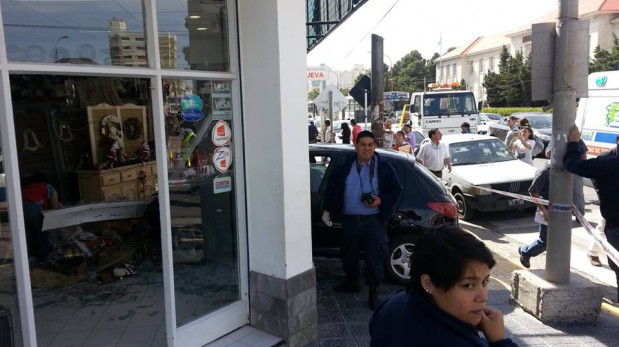 Insólito accidente: Un auto se incrustó en un comercio