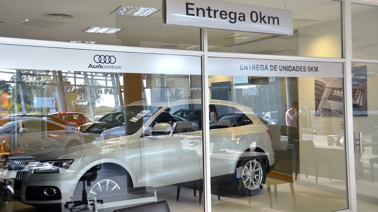 Proyectan aumentar impuestos a compra de barcos y autos de lujo