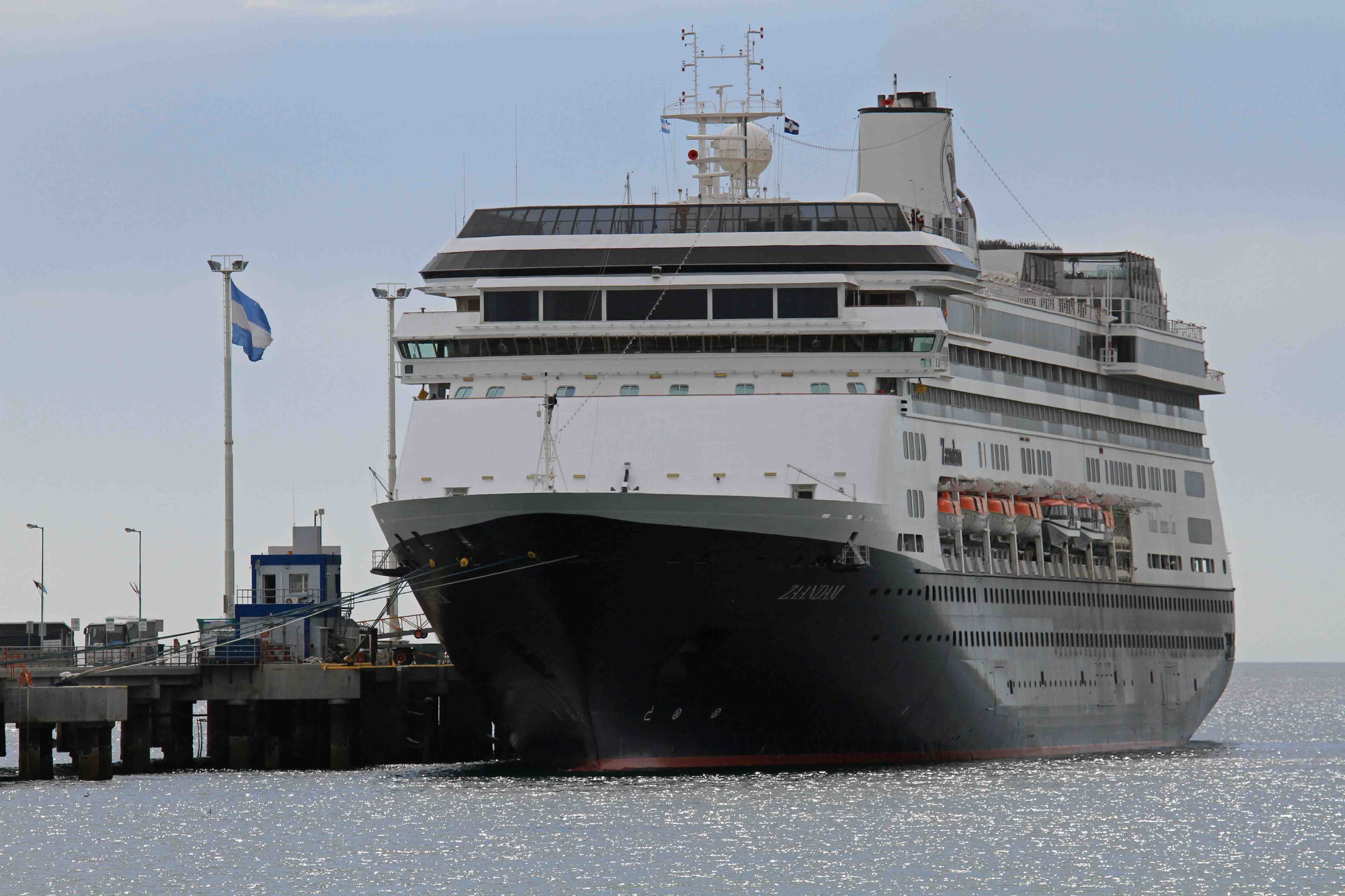 El crucero Zaandam llegó a Madryn con cerca de 1.200 pasajeros