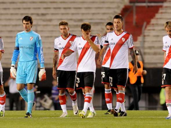 Lanús empujó a River a otro fracaso internacional