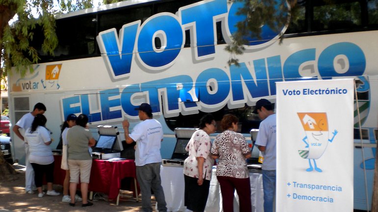 Salta elige legisladores con demoras por el voto electrónico