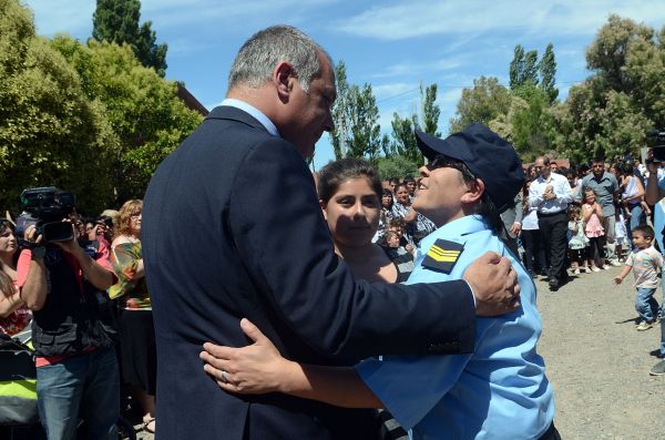 Buzzi firmó el decreto para el aumento a la Policía