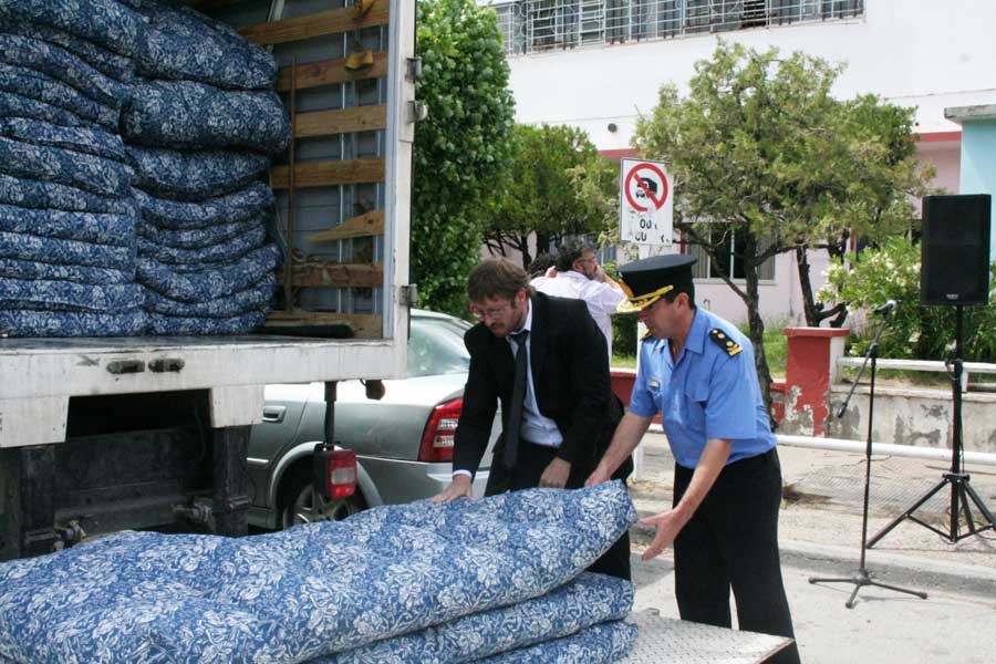 Entregan 165 colchones ignífugos para centros de detención