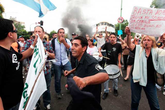 Scioli llevó el salario mínimo de la policía a $8570