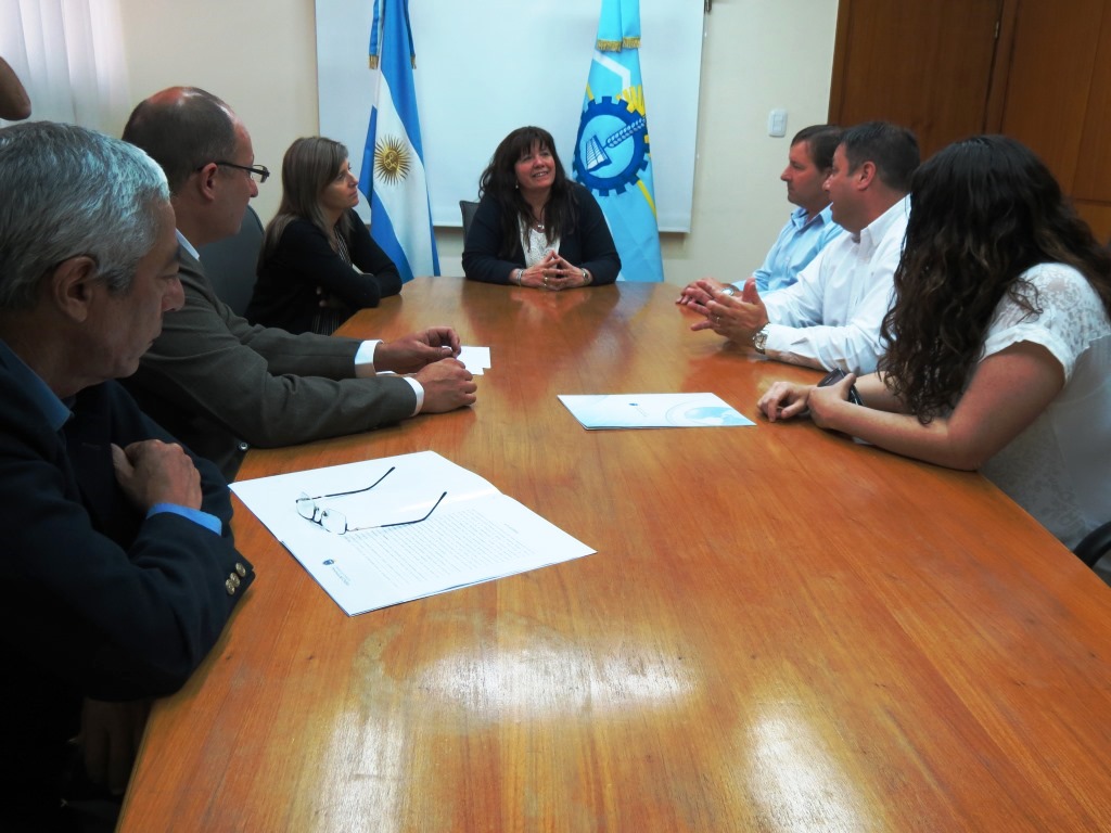 Firman acuerdo de precios de productos navideños