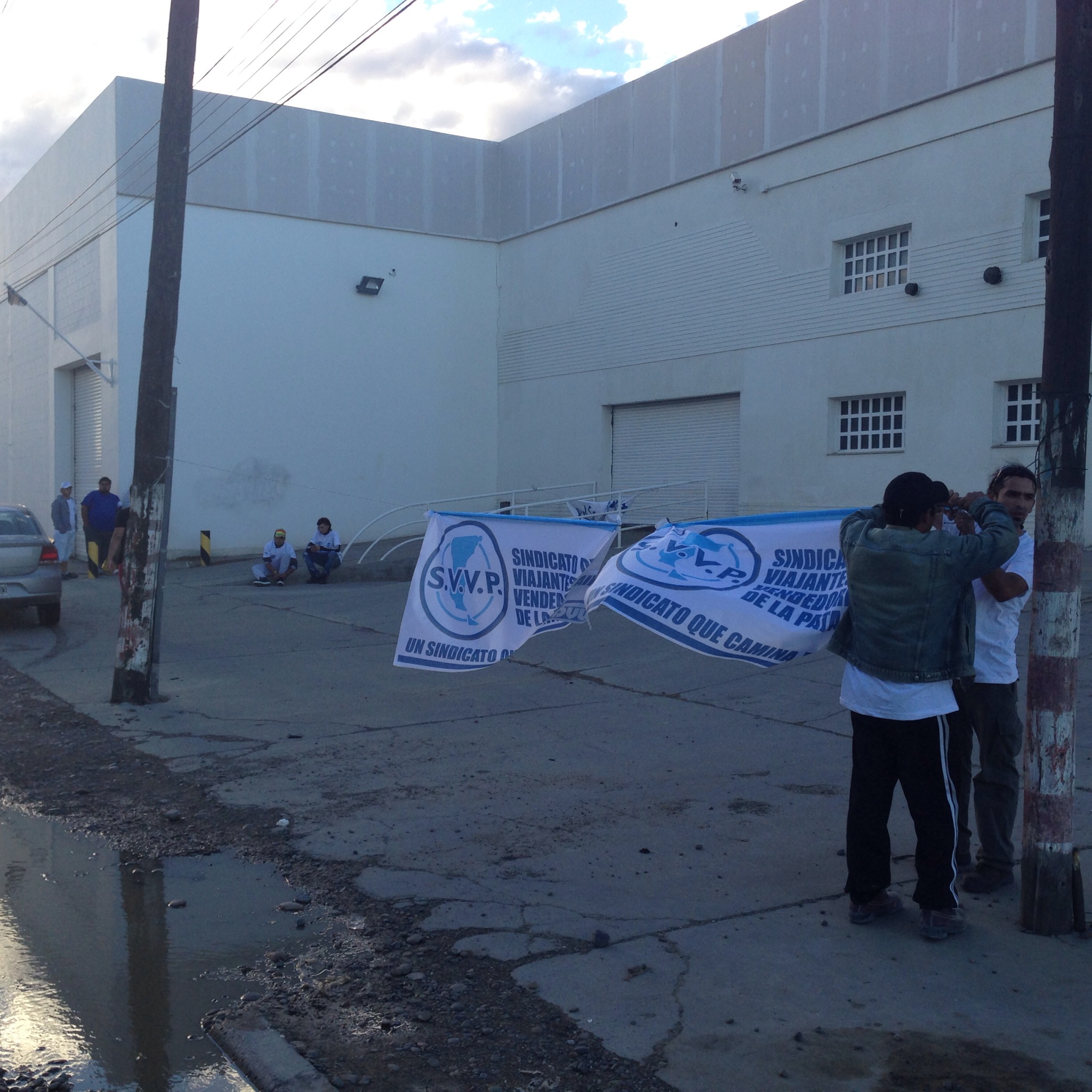 Lucha por reivindicaciones laborales en una distribuidora